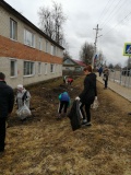 19 марта в Хиславичах прошел первый весенний общепоселковый субботник - фото - 17
