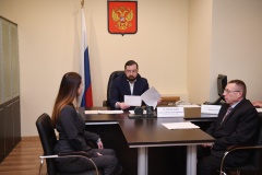 губернатор Алексей Островский провел прием граждан по личным вопросам - фото - 2