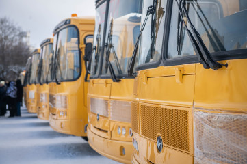 губернатор Алексей Островский вручил ключи от новых школьных автобусов - фото - 9