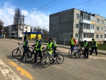 сотрудники Госавтоинспекции посетили МБОУ «Хиславичская СШ», где с учениками школы провели профилактическое мероприятие «Безопасный велосипед!» - фото - 4