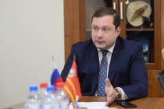 губернатор Алексей Островский провел рабочее совещание по вопросам улучшения демографической ситуации в регионе - фото - 4