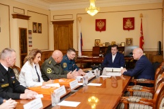 губернатор Алексей Островский провел рабочую встречу по вопросу развития рекреационных зон на воде в Смоленской области и обеспечению безопасности на воде - фото - 3