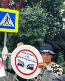 сотрудники Госавтоинспекции и школьники провели акцию «Водитель: не разбивай мечты. Соблюдай ПДД!» - фото - 7