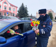 в преддверии празднования 8 марта, сотрудники Госавтоинспекции поздравили автоледи с праздником - фото - 10