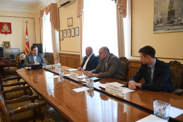 губернатор Алексей Островский провел еженедельное рабочее совещание по состоянию дел в строительной отрасли - фото - 1