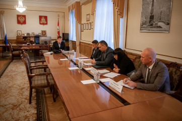 губернатор Алексей Островский провел совещание по вопросам инвестиционного развития региона - фото - 1