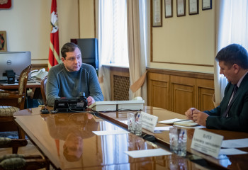 губернатор Алексей Островский провел совещание по вопросам эффективности мер поддержки субъектов предпринимательства - фото - 2