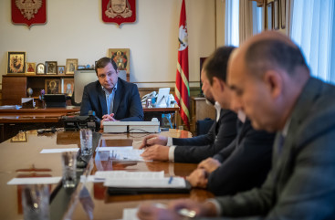 губернатор Алексей Островский провел совещание по вопросам строительства - фото - 1