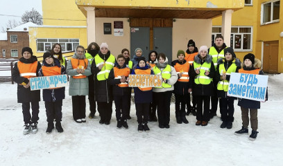 сотрудники Госавтоинспекции и школьники провели профилактическую акцию «Засветись - стань заметней на дороге»!» - фото - 19
