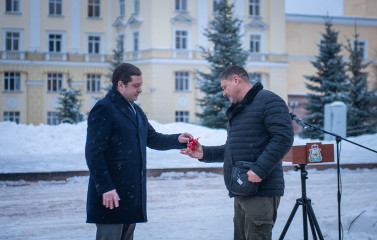 губернатор Алексей Островский вручил ключи от новых автомобилей скорой медицинской помощи - фото - 5