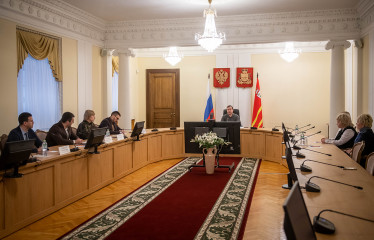 губернатор Алексей Островский провел установочное заседание Комитета семей воинов Отечества - фото - 4