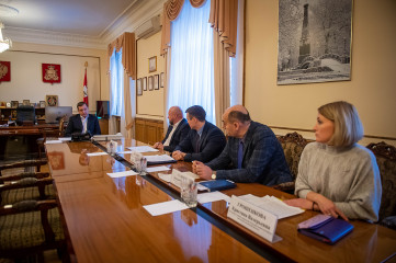 губернатор Алексей Островский провел совещание по вопросам строительства - фото - 1