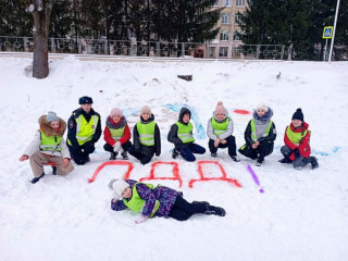 сотрудники Госавтоинспекции и школьники провели акцию «Граффити на снегу по ПДД» - фото - 9