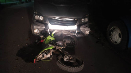 в п. Монастырщина произошло ДТП, в результате которого водитель мотоцикла получил телесные повреждения - фото - 1