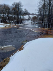 паводковыми водами подтопило низкоуровневый железо-бетонный мост на реке Лызка - фото - 2