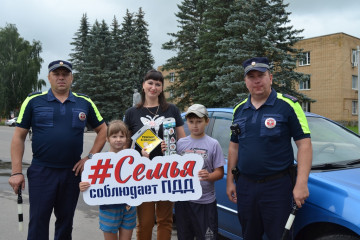 сотрудники Госавтоинспекции провели акцию «Семья соблюдает ПДД» - фото - 4