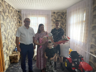глава округа вручил подарочные наборы новорожденным - фото - 3