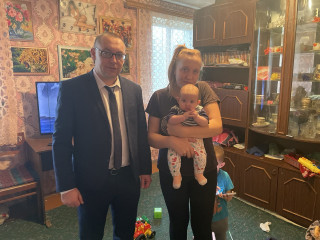 глава округа поздравил семьи с новорожденными - фото - 4