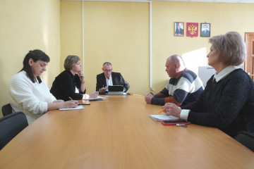 глава округа С.А. Шапкин провел встречу с председателем Хиславичского районного Совета ветеранов А.А. Волоцуевым - фото - 1