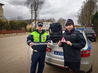 сотрудники Госавтоинспекции МО МВД России "Починковский" провели акцию в п. Хиславичи «Пристегни самое дорогое» - фото - 3